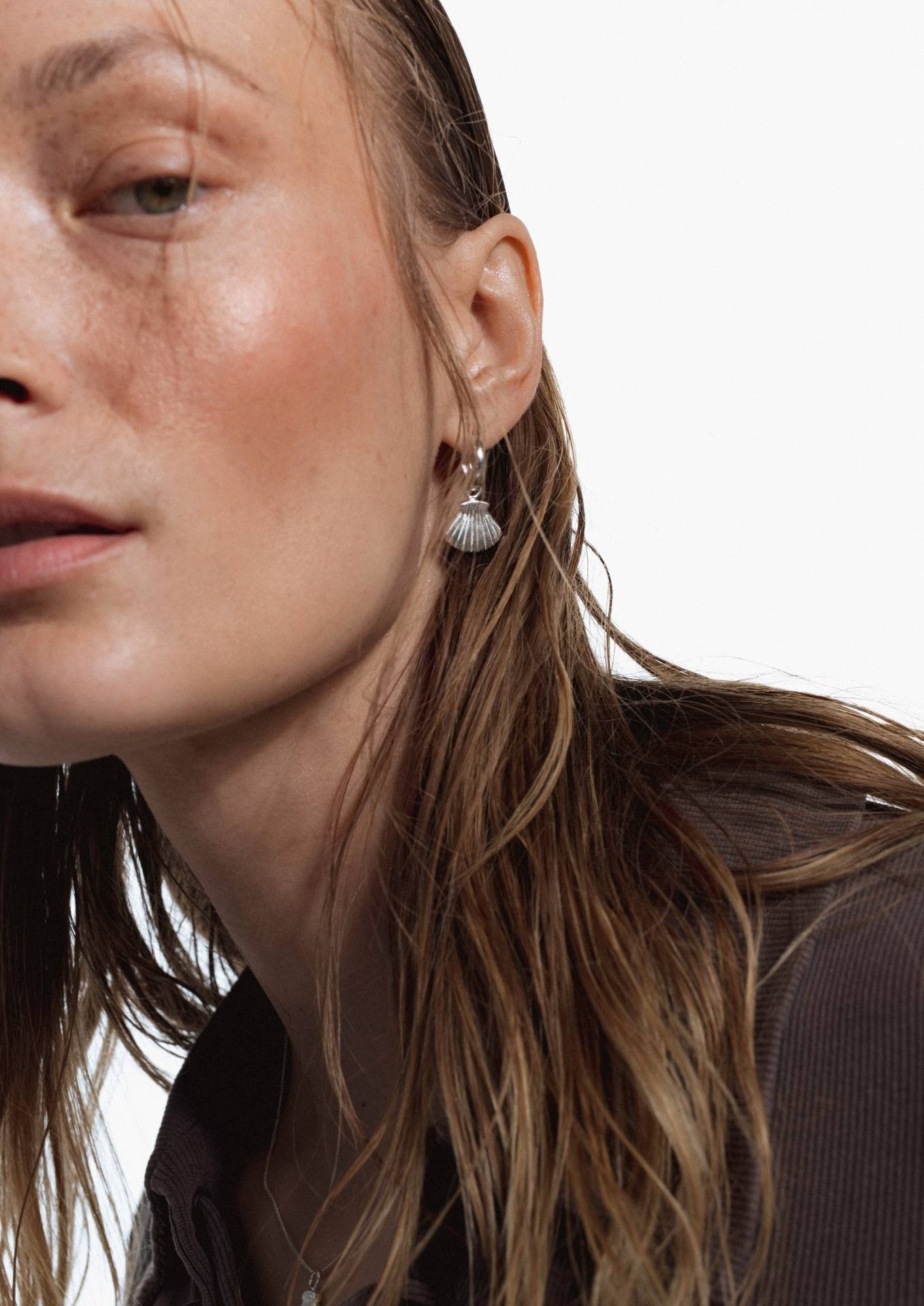NO MORE accessories Sea Shell Midi Hoops in Silver