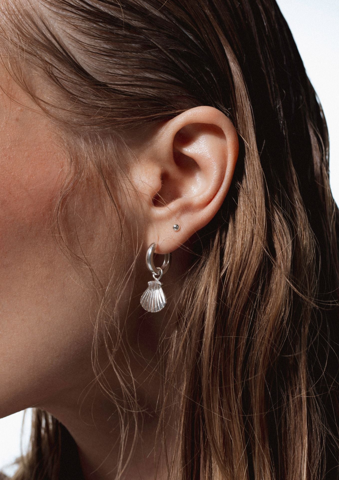 NO MORE accessories Sea Shell Midi Hoops in Silver